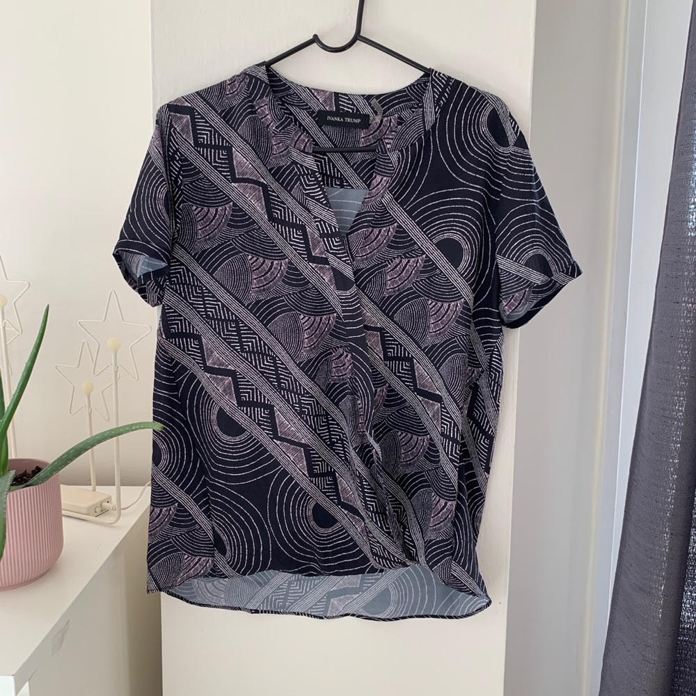 🌵Nwot. Geo printed overlapping blouse
